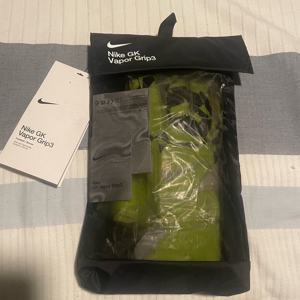 Nike Men's Green GK Vapor Grip3 Gloves Size 8